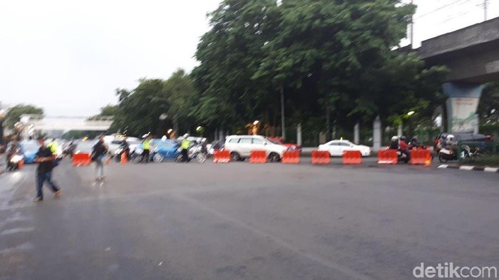 Ada Pohon Tumbang Timpa Bajaj, Lalu Lintas Menuju Istiqlal Ditutup