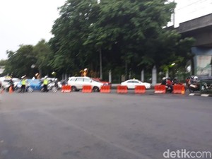Ada Pohon Tumbang Timpa Bajaj, Lalu Lintas Menuju Istiqlal Ditutup