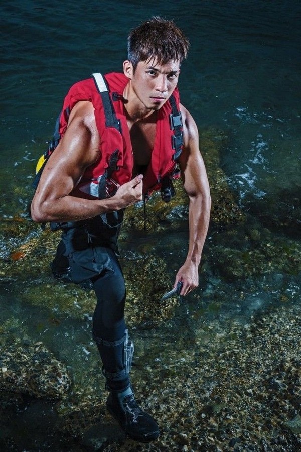 Para pemadam kebakaran yang kekar ini diprotret dengan gaya melakukan kegiatan outdoor (Fire Department of New Taipei City) Para pemadam kebakaran yang kekar ini diprotret dengan gaya melakukan kegiatan outdoor (Fire Department of New Taipei City)