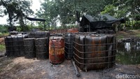 Drum-drum penyulingan minyak mentah di area sumur minyak ilegal di Desa Mangunjaya, Musi Banyuasin.