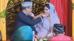 So Sweet! Saat Kahiyang dan Bobby Suap-suapan di Acara Adat