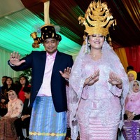 Tak hanya itu, Kahiyang juga terlihat cantik dengan makeup natural flawless. Warna blush on dan perona bibir yang senada dengan pakaiannya itu pun semakin membuat Kahiyang terlihat memesona. Foto: Media Center Kahiyang-Bobby