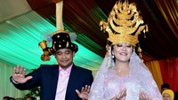 Seusai manortor bersama para gadis perempuan ini, Kahiyang kemudian tampil bersama suaminya, Bobby Nasution. Lihat lirikan Bobby ke istrinya yang dipuji lihai manortor (Foto: Media Center Kahiyang-Bobby)