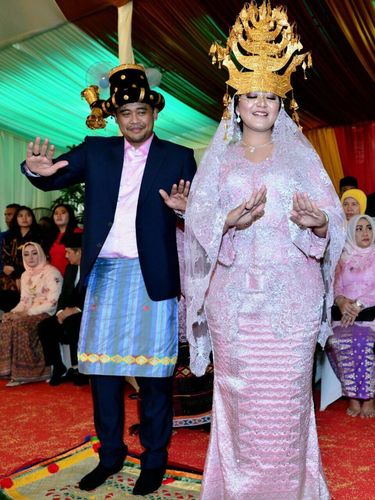 Kahiyang Ayu Pakai Kebaya  Karya Penjahit Rumahan untuk 