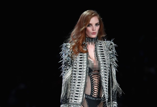 Alexina Graham memulai debut Victorias Secret di tahun ini, namun ia langsung dipercaya membawakan dua busana. Pertama, ia tampil berbalut koleksi terbaru Balmain x Victorias Secret, lalu tampil dengan lingerie yang lebih berwarna. Foto: Getty Images