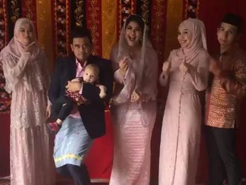 Kahiyang-Bobby bersama keluarga. 