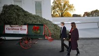 Istri Donald Trump, Melania serta putranya, Barron menyambut kedatangan pohon natal di Gedung Putih. Foto: REUTERS/Carlos Barria