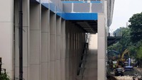 Alat berat terus bekerja membangun Stasiun Sudirman Baru.