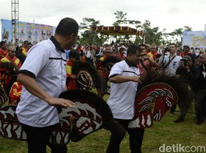 Buka Desa Teknologi, Bupati Pemalang Naik Kuda Lumping