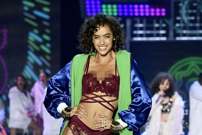 Model Alanna Arington tampil perdana di fashion show Victorias Secret 2017, membawakan sister brand VS berlabel PINK yang terkesan lebih sporty. Foto: Getty Images