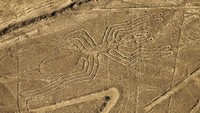 Struktur yang terbuat dari batu ini bernama Nazca Lines alias garis-garis Nazca. Lokasinya terletak di Gurun Nazca, sebelah selatan Peru. Garis-garis ini membentuk gambar tertentu, seperti contohnya laba-laba ini (Getty Images)