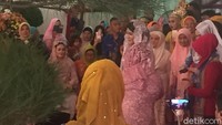 Menurut si pembawa acara, tor-tor yang dibawakan Kahiyang dan sejumlah boru Siregar ini adalah tarian perpisahan. Termasuk tor-tor perpisahan antara boru Regar dengan kawan-kawannya semasa gadis, ucapnya. (Foto: Jefris Santama/detikcom)