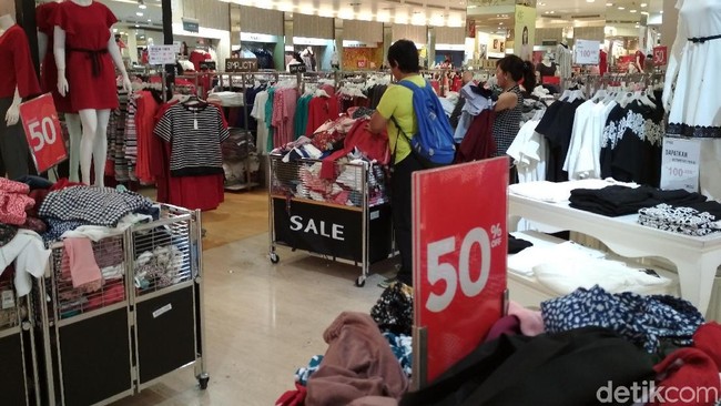 Tenggelamnya Matahari di Taman Anggrek, Pesta Diskon Buat Shopaholic