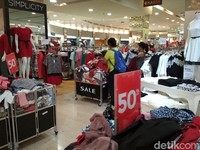 Tenggelamnya Matahari di Taman Anggrek, Pesta Diskon Buat Shopaholic
