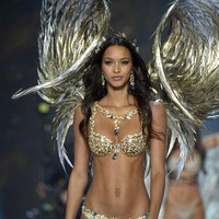 Champagne Nights Fantasy Bra tersebut pun dikatakan dibuat selama 350 jam. Hal tersebut tentu wajar mengingat pengerjaannya harus dibuat dengan tangan. Foto: Getty Images