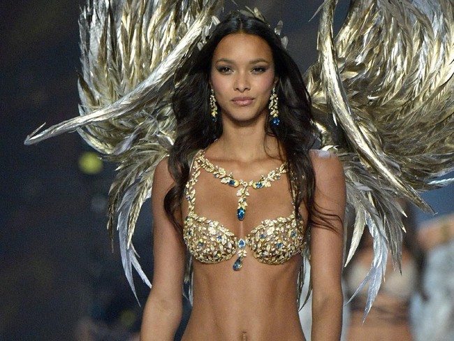 Champagne Nights Fantasy Bra tersebut pun dikatakan dibuat selama 350 jam. Hal tersebut tentu wajar mengingat pengerjaannya harus dibuat dengan tangan. Foto: Getty Images