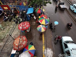 Miris, Baru Kelar Diperbaiki Jalur Pedestrian Dikuasai PKL