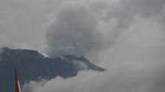 Foto: Asap Kelabu Menyembur dari Puncak Gunung Agung