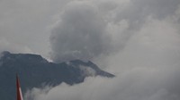 Dari Pos Pengamatan Gunung Api Agung, Karangasem, Bali, terlihat asap kelabu menyembur dari puncak Gunung Agung (Dok. Antara Foto)