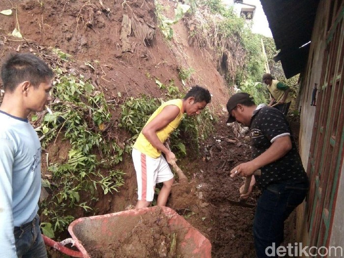 Longsor di Probolinggo Timpa 5 Rumah Warga, Dua Orang Luka