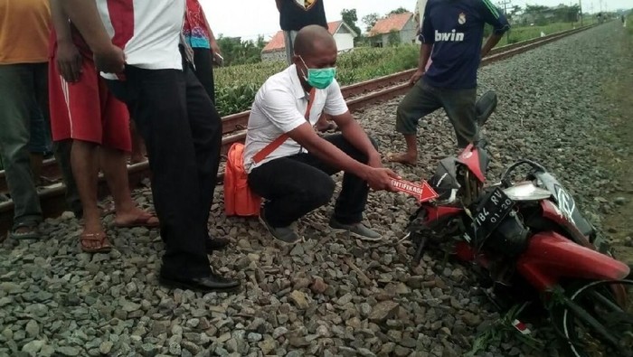 Seorang Pengendara Motor Tewas Tertabrak Kereta di Probolinggo