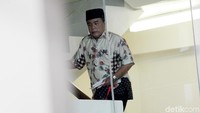 Kepada wartawan, Akom mengaku hanya memenuhi undangan dari KPK.