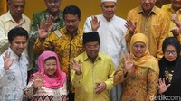 Khofifah Indar Parawansa bersama Emil Dardak dalam jumpa pers usai menerima rekomendasi dukungan Pilgub Jatim 2018 dari Golkar di Jalan Anggrek Neli Murni, Slipi, Jakarta Barat, Rabu (22/11/2017).