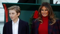 Dua hari yang lalu Barron juga tampak menghadiri pemasangan pohon Natal di White House. (Foto: Dok. REUTERS/Carlos Barria)