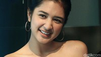 Senyum manisnya membuat pria jatuh hati. Pool/Ismail/detikFoto.