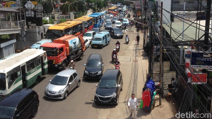 Tiang yang Ditabrak TransJ di Matraman Dievakuasi, Lalin Macet