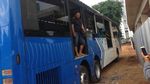 Begini Proses Evakuasi TransJ Nyangkut di Terowongan Kereta Matraman