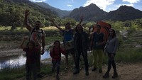 Selain liburan sendiri, tak jarang Jason menghabiskan waktu liburan bersama dengan kedua anak dan teman-temannya. Ini saat liburan ke Taman Nasional Malibu Creek di Amerika (@prideofgypsies/Instagram)