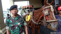 Kereta kencana yang dinaiki Kahiyang dan Bobby berjalan di barisan depan.