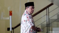 Nama Akom beberapa kali muncul dalam persidangan kasus korupsi e-KTP. Terakhir ketika Akom membantah menerima uang USD 100 ribu kemudian disanggah oleh terdakwa kasus tersebut, Irman.