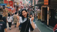 Di sela-sela jadwal pemotretan dan fashion show, Estelle selalu menyempatkan waktu untuk jalan-jalan. Contohnya ini, saat dia asyik berjalan-jalan di kawasan Harajuku (@chen_estelle/Instagram)