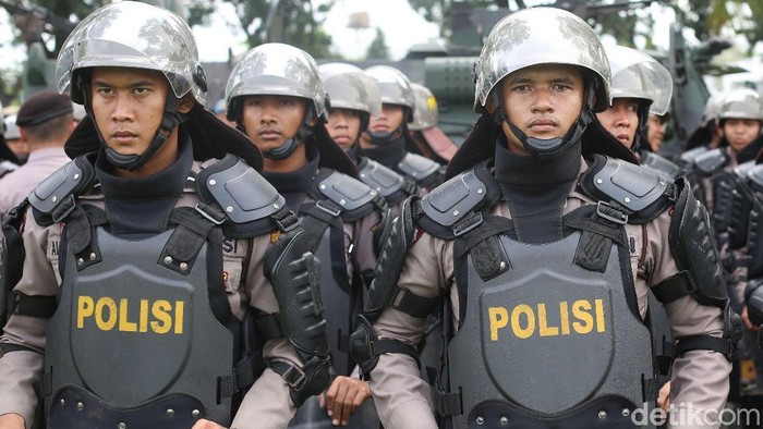 Polisi bersama TNI melakukan Apel kesiapan pengamanan pernikahan Bobby-Kahiyang di Lapangan Makodam 1 Bukit Barisan, Medan, Sumatera Utara, Rabu (22/11/2017).