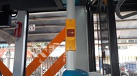 Fitur Metrotrans lebih lengkap ada tempat duduk untuk penyandang disabilitas, mesin tap kartu, dan tombol stop berhenti untuk penumpang. Selain itu, dilengkapi dengan kamera CCTV, alat pemadam kebakaran, dan alat penggetok kaca.Fotografer: Cici Marlina Rahayu/detikcom