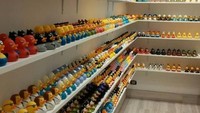 Karakter yang menempel pada bebek menjadikan bebek-bebek ini semakin lucu. Mulai dari bebek berbagai profesi seperti dokter, penyelam, astronot, ninja, dan lainnya. (Amsterdam Duck Store/Facebook)