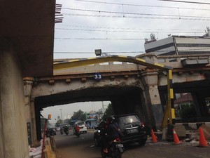 TransJ yang Nyangkut di Terowongan Jatinegara Dievakuasi