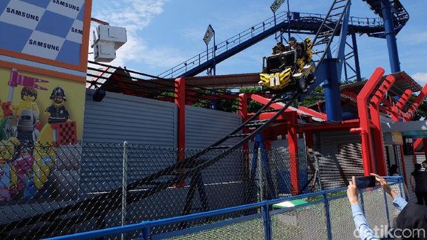 Lintasan roller coaster VR Legoland Malaysia