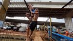 Melihat Asyiknya Anak-anak Bermain Air di Kalimalang