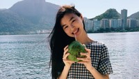 Estelle keliatan enjoy banget minum air kelapa. Ini saat Estelle sedang berada di Rio de Janeiro, Brasil (@chen_estelle/Instagram)