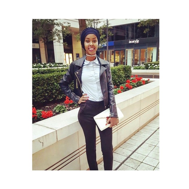 Dalam kesehariannya, Ayan Said suka memakai setelan kemeja dan celana panjang seperti momen satu ini. Ia menambahkan jaket kulit hitam sebagai penyempurna penampilan. Gayanya dilengkapi jilbab turban. Foto: Dok. Instagram @iamayansaid