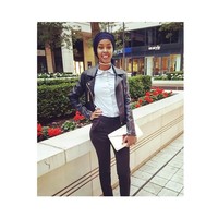 Dalam kesehariannya, Ayan Said suka memakai setelan kemeja dan celana panjang seperti momen satu ini. Ia menambahkan jaket kulit hitam sebagai penyempurna penampilan. Gayanya dilengkapi jilbab turban. Foto: Dok. Instagram @iamayansaid