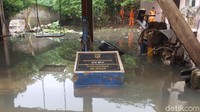 Ini tanggul kalau diperbaiki, dibuat kokoh sepanjang Kali Pulo di RW 06, banjir di RW 06 akan selesai. Sudah jaminan itu, ucap Ketua RW 06, Arief.  (Foto: Zunita Amalia Putri/detikcom)
