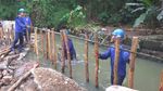 Pasukan Biru Basah-basahan Garap Tanggul Darurat di Jatipadang