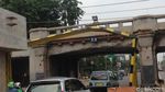 Foto: Begini Luka di Langit-langit Jembatan yang Ditabrak TransJ