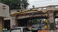 Proses evakuasi dilakukan dengan cara ban depan bus TransJakarta dikempiskan. (Foto: Ibnu Hariyanto/detikcom)