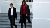 Meski baru berusia 11 tahun, Barron sudah tampak begitu tinggi dan memiliki tinggi yang sama dengan sang ibu (Foto: Dok. REUTERS/Carlos Barria)