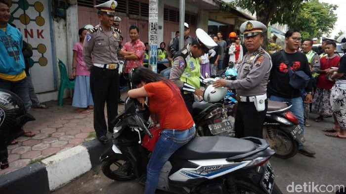Ogah Ditilang, Seorang Wanita di Pekalongan Malah Menangis